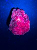 Korund (robijn).  Kleurt prachtig onder UV lamp!!, Ophalen of Verzenden