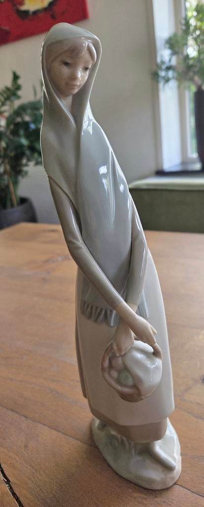 Lladro beeld kraamverpleegkundige, 33 cm hoog, Ophalen of Verzenden, Zo goed als nieuw, Mens