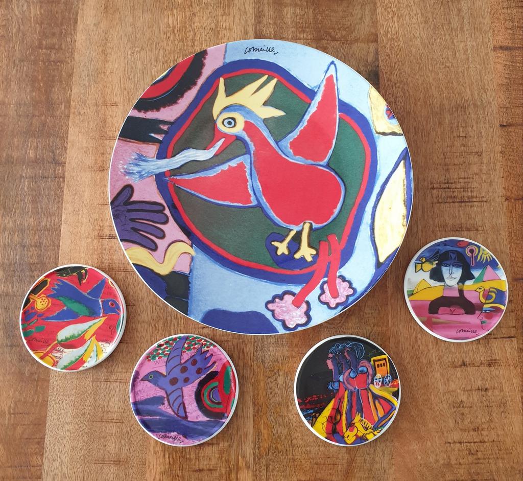 Gesigneerd Corneille bord + 4 onderzetters., Ophalen of Verzenden, Zo goed als nieuw, Bord(en), Overige stijlen