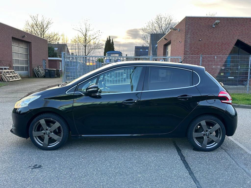 Peugeot 208 1.2 VTi Allure 5DR*Navigatie*Panoramadak*Stoelve, Voorwielaandrijving, Euro 5, Gebruikt, 31 €/maand