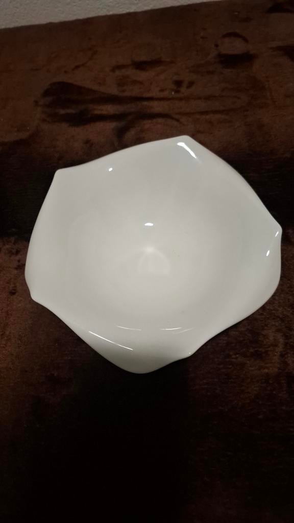 Yong Witte Porseleinen Schaaltje - Zo goed als nieuw, Huis en Inrichting, Woonaccessoires | Schalen en Manden, Ophalen of Verzenden