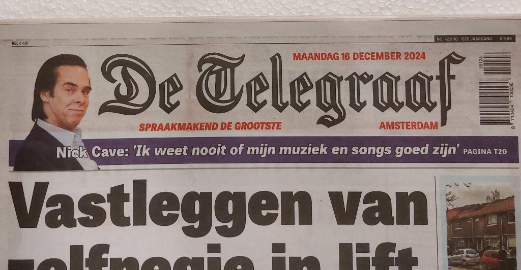 Nick Cave in de Telegraaf - Complete krant 16 december 2024, Verzamelen, Verzenden, Nieuw, Boek, Tijdschrift of Artikel