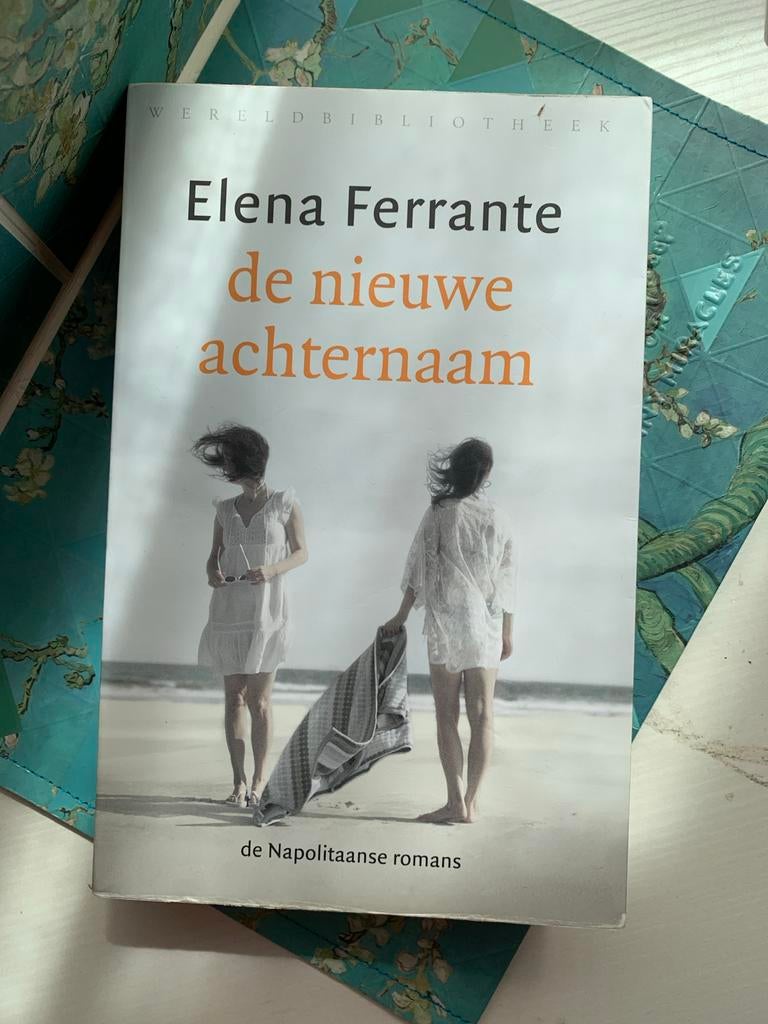De nieuwe achternaam - Elena Ferrante (De Napolitaanse roman, Boeken, Ophalen of Verzenden, Zo goed als nieuw, Europa overig