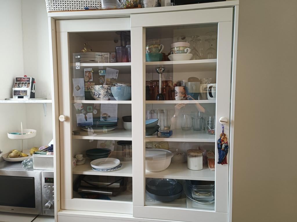 Witte vihals ikea vitrinekast glazen schuifdeuren, Huis en Inrichting, Kasten | Vitrinekasten, Ophalen, Gebruikt, 25 tot 50 cm