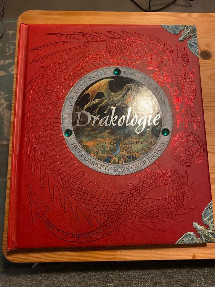 Drakologie - Het Complete Boek Over Draken, Boeken, Fantasy, Zo goed als nieuw, Ophalen of Verzenden