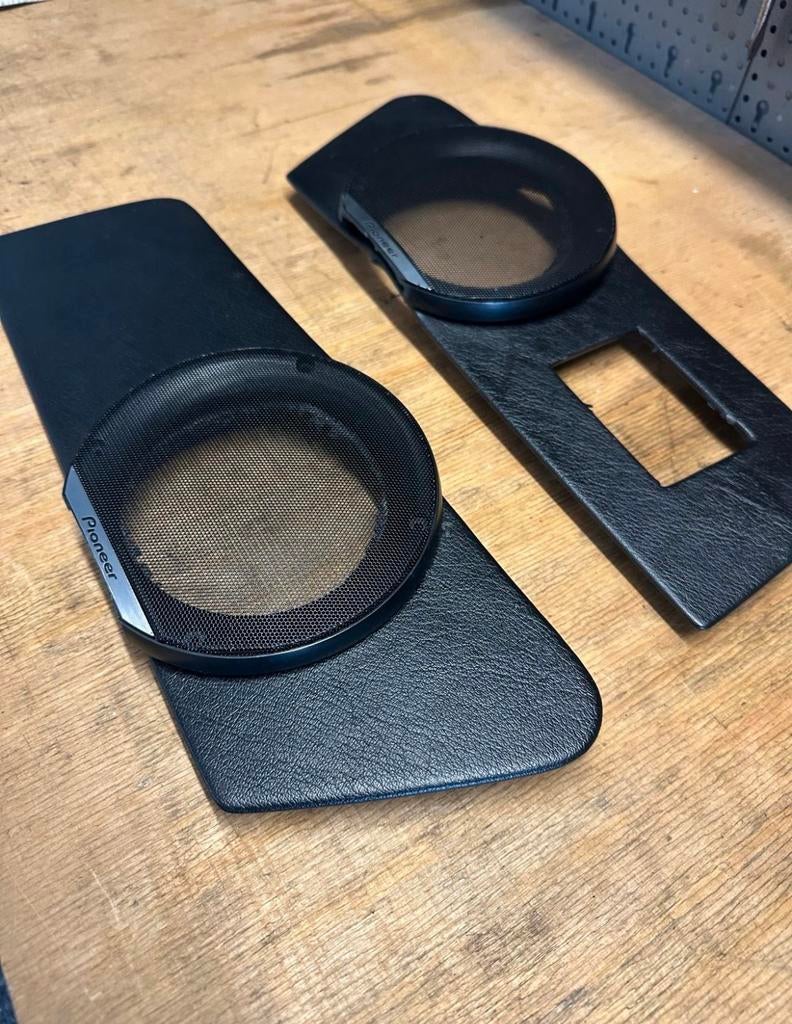 Bmw E30 cabrio speaker kapjes achter leder links rechts, Auto-onderdelen, Interieur en Bekleding, Ophalen of Verzenden, BMW