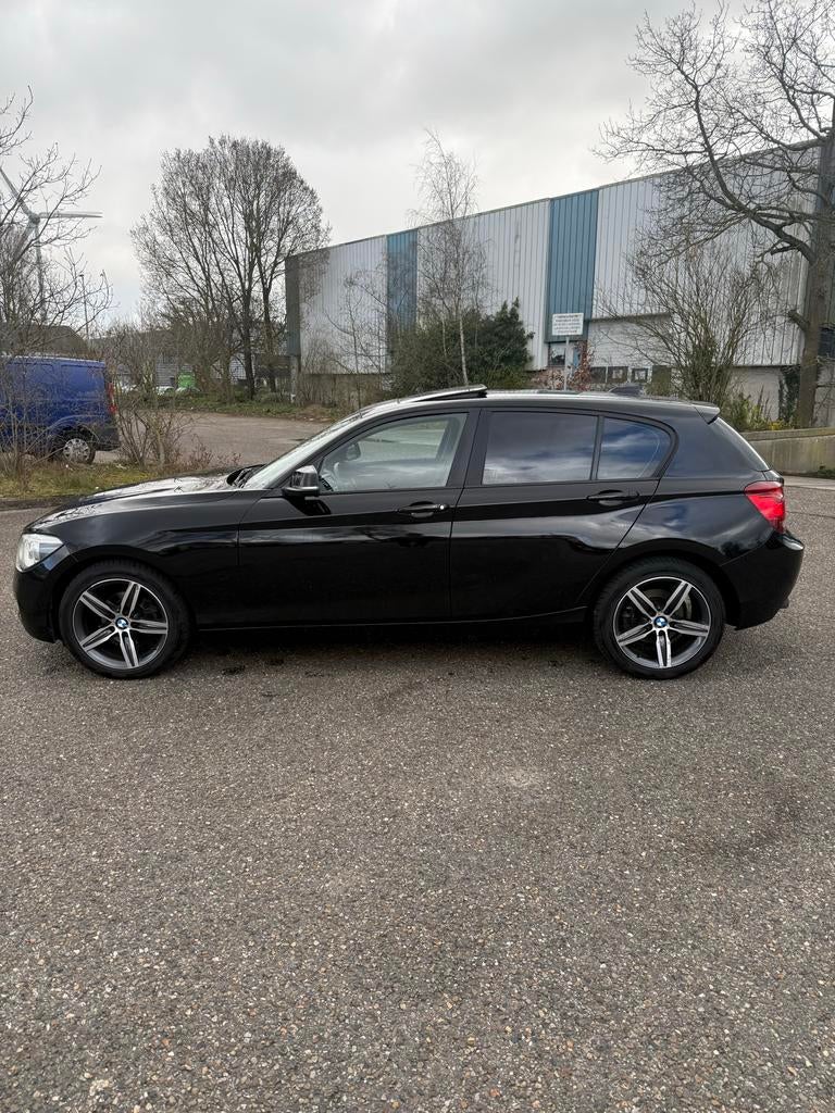 BMW 1-Serie 116i Business Sport line 2012 Zwart panorama dak, Auto's, BMW, Zwart, 4 cilinders, Zwart, Origineel Nederlands