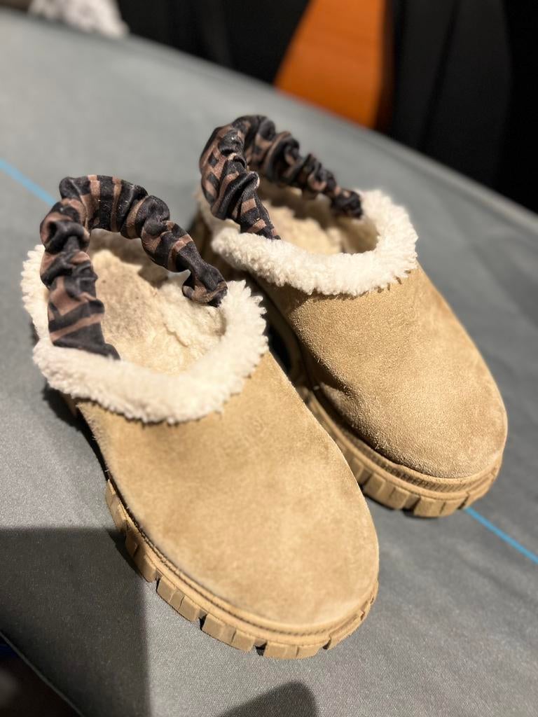 FENDI ( ugg ) klompen met bont maat 32 origineel, Meisje, Overige typen, Ophalen of Verzenden, Zo goed als nieuw
