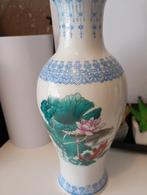 VINTAGE CHINESE VAAS MET LOTUS BLOEM MET KARPERS EN ZIT EEN, Antiek en Kunst, Ophalen of Verzenden