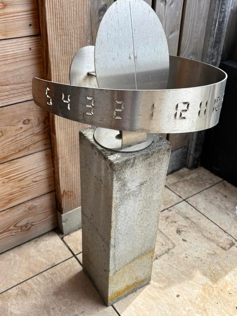 RVS zonnewijzer op betonnen sokkel, Tuin en Terras, Zonnewijzers, Ophalen, Gebruikt