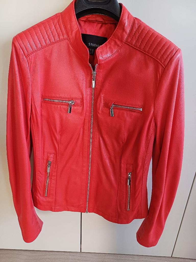 Rood jasje van schaapsleer Studioar maat 38, Ophalen, Zo goed als nieuw, Maat 38/40 (M), Rood
