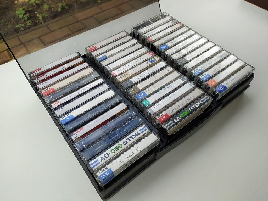 42 stuks cassettebandjes in plastic opbergsysteem, Gebruikt, Overige genres, Ophalen of Verzenden, Voorbespeeld