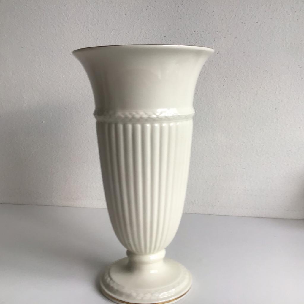 Wedgwood Edme vaas 28 cm trompetvaas gouden rand - jubileum, Ophalen of Verzenden, Nieuw, Aardewerk of Porselein, Minder dan 50 cm