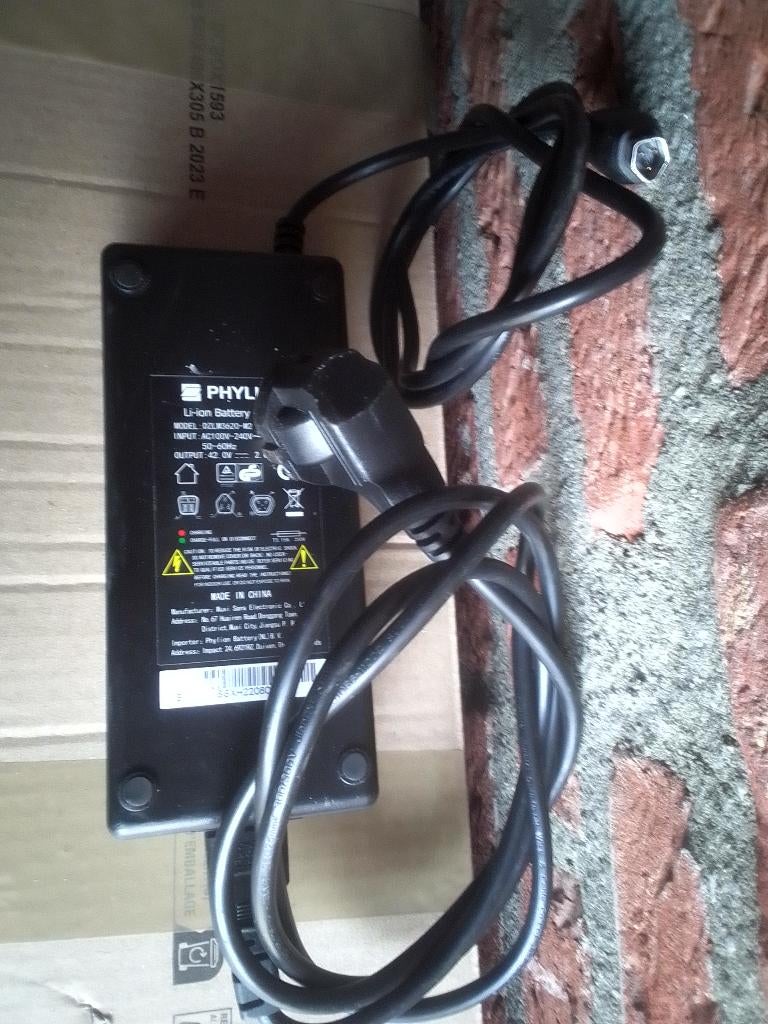 Fiets accu lader, Fietsen en Brommers, Fietsaccessoires | Fietsaccu's, Ophalen of Verzenden, Zo goed als nieuw