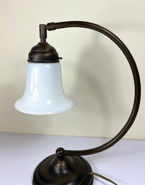 Klassieke bureaulamp met opaline kelkvormige kap, Ophalen of Verzenden, Zo goed als nieuw, Glas, Minder dan 50 cm