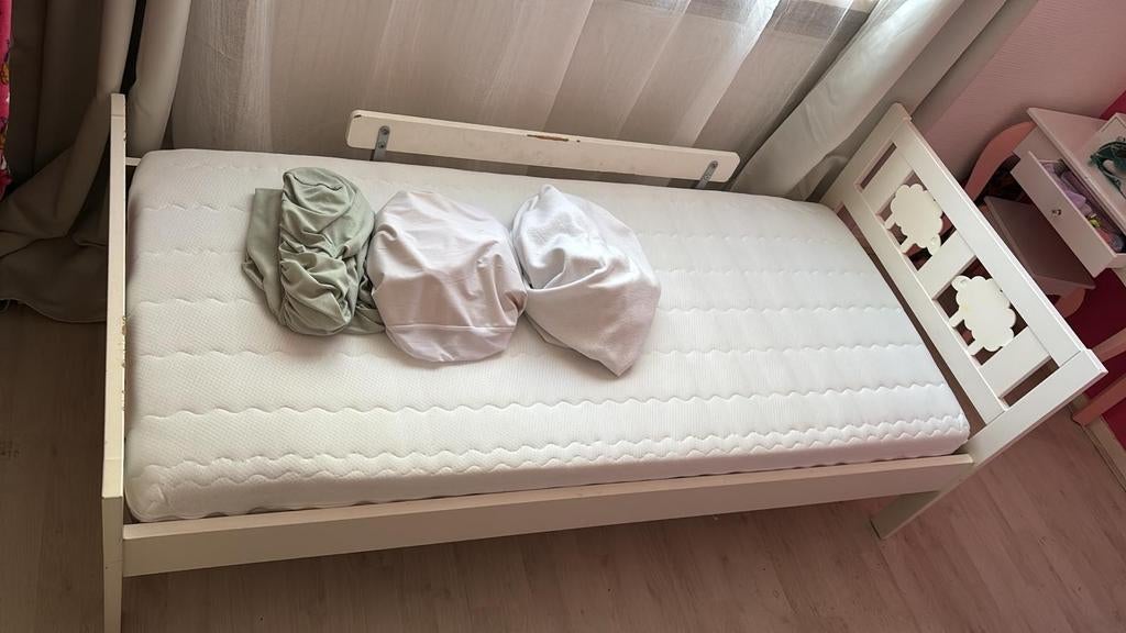 Peuterbed ikea met nagenoeg nieuw matras en hoeslakens, Ophalen, 70 tot 85 cm, 140 tot 160 cm, Zo goed als nieuw