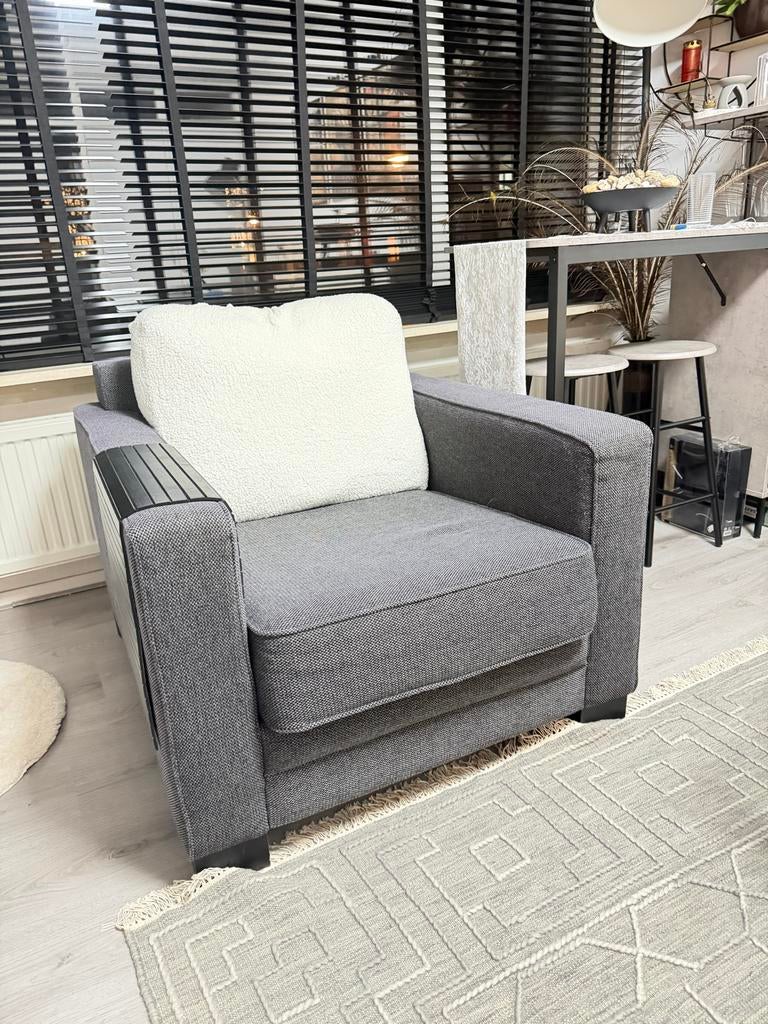 Comfortabele grijze fauteuil met armleuning, Huis en Inrichting, Fauteuils, Ophalen of Verzenden, Zo goed als nieuw, Stof, 75 tot 100 cm