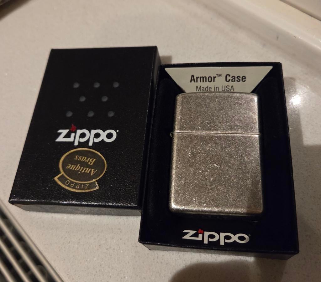 Zippo Silver Plated Antique Brass Aansteker Nieuw, Verzamelen, Rookartikelen, Aanstekers en Luciferdoosjes, Ophalen of Verzenden