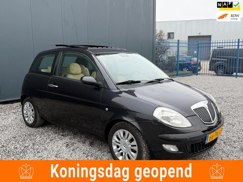 Lancia Ypsilon 1.4-16V Platino AUTOMAAT!CRUISE!PANO!CLIMA!KO, Voorwielaandrijving, Beige, 400 kg, Alcantara