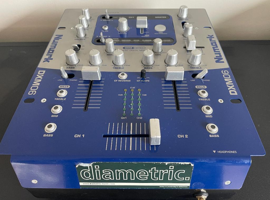 Numark DXM-06 2-kanaals DJ-mixer (rechterfader DEFECT), Muziek en Instrumenten, Verzenden, Gebruikt, Minder dan 5 kanalen, Microfooningang