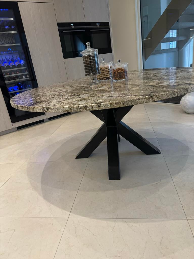 Unieke marmeren tafel met speciaal gemaakte voet, Huis en Inrichting, Tafels | Eettafels, Ophalen, Gebruikt, 150 tot 200 cm, Rond