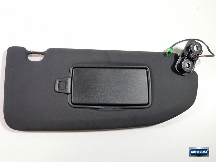 Zonneklep van een Volvo XC40