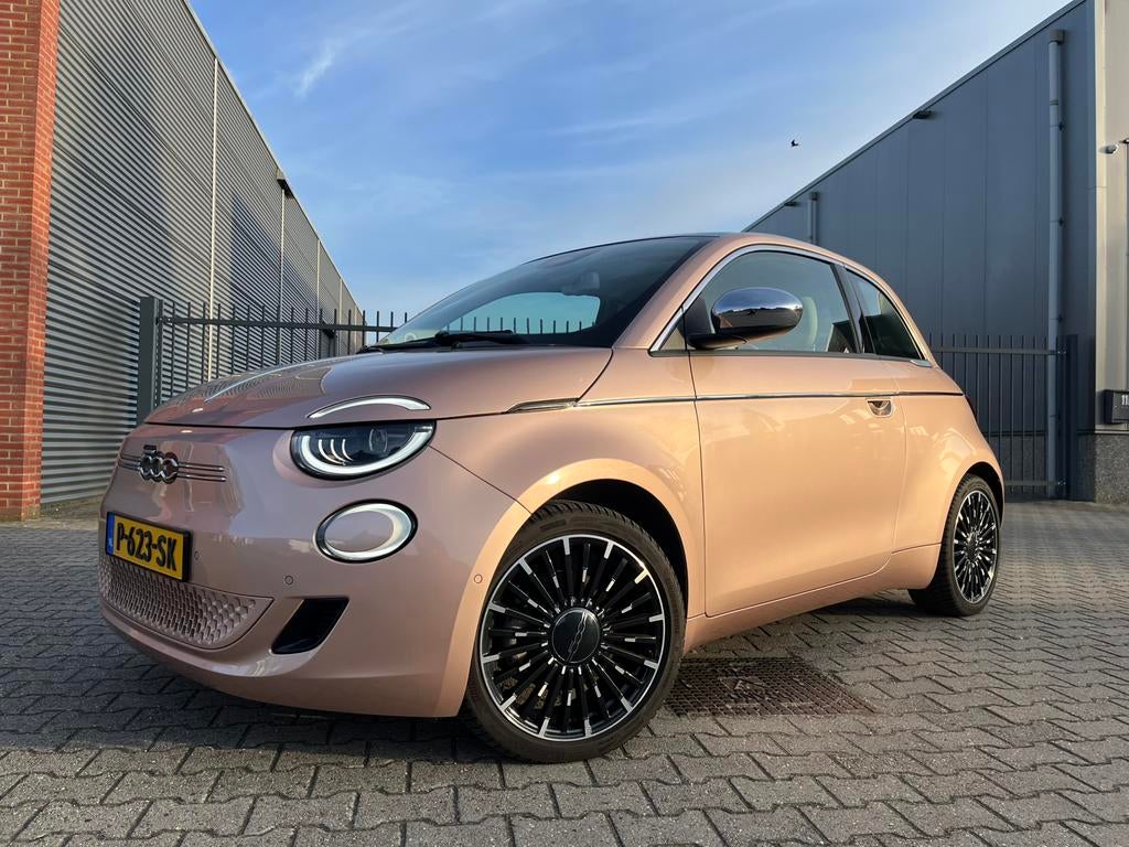 Fiat 500E La Prima 3+1 42kwh Rosé gold-pano-digi dash, 1300 kg, 50 €/maand, 118 pk, Overige kleuren