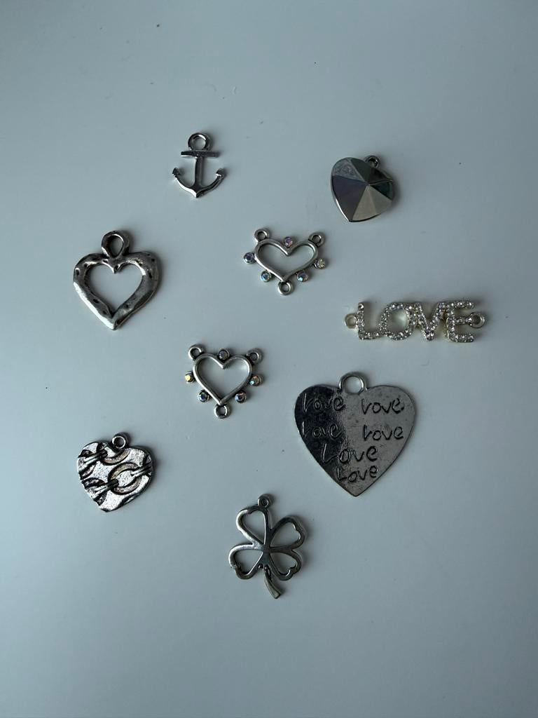 Diverse zilveren bedels - hartjes, anker, klavertje vier, Overige merken, Verzenden, Zo goed als nieuw, 4 bedels of meer