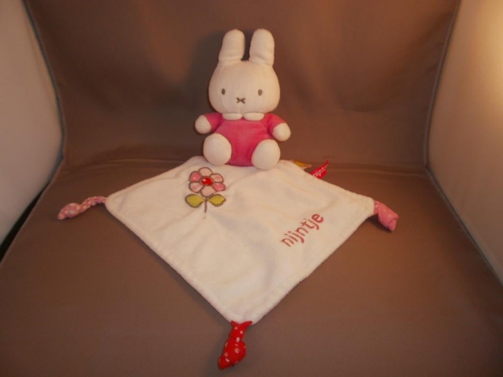 Nijntje rammelaar roze/grijs/wit met bloem en doekje set Van, Nijntje, Ophalen of Verzenden, Middelgroot (20 tot 80 cm), Konijn