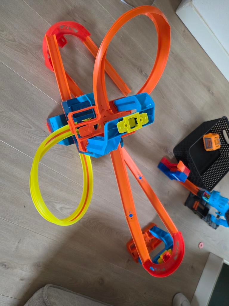 Hot Wheels Baanset, baanset met vuurthema en 1 Hot Wheels auto, 16 baan- en stuntonderdelen in stapelbare opbergbox, HMC04