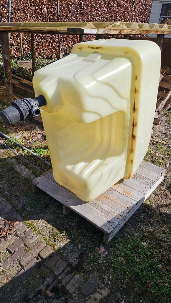 Tank 400 liter met rubber deksel en filter, Ophalen, Gebruikt