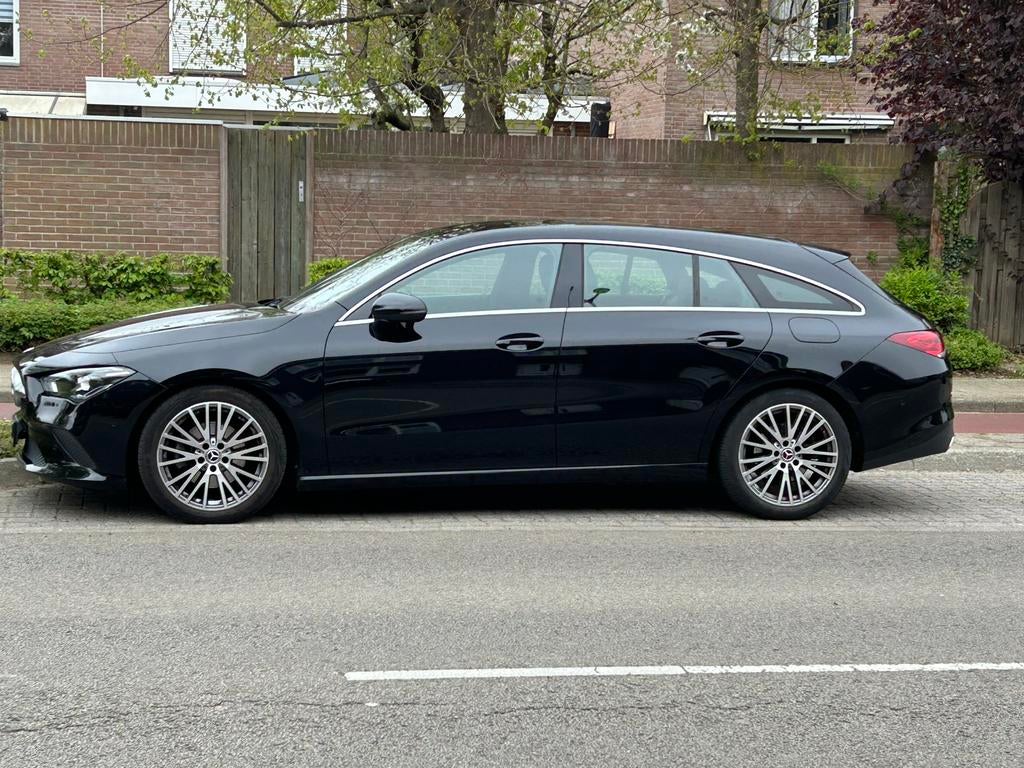 Mercedes-Benz CLA 200 163pk 7G-DCT 2023 Zwart, Auto's, Mercedes-Benz, CLA, 730 kg, 4 cilinders, 1600 kg