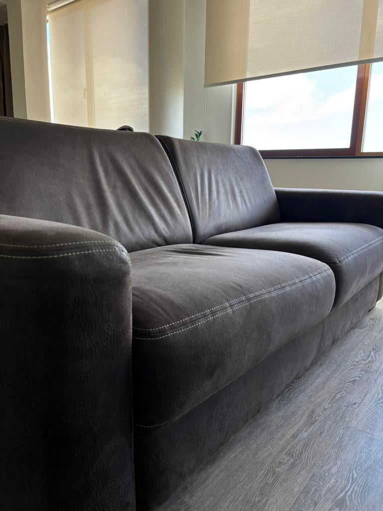 Bruine 2-persoonsbank microleder, Huis en Inrichting, Banken | Bankstellen, Ophalen, 150 tot 200 cm, Tweepersoons, Zo goed als nieuw