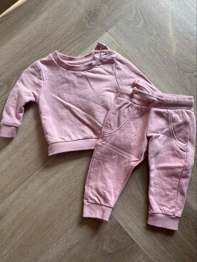 Roze babytrainingspak maat 62 (valt klein), Kinderen en Baby's, Babykleding | Maat 62, Ophalen of Verzenden, Gebruikt, Meisje