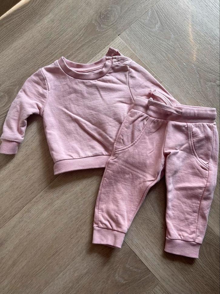 Roze babytrainingspak maat 62 (valt klein), Kinderen en Baby's, Babykleding | Maat 62, Gebruikt, Meisje, Setje, Ophalen of Verzenden