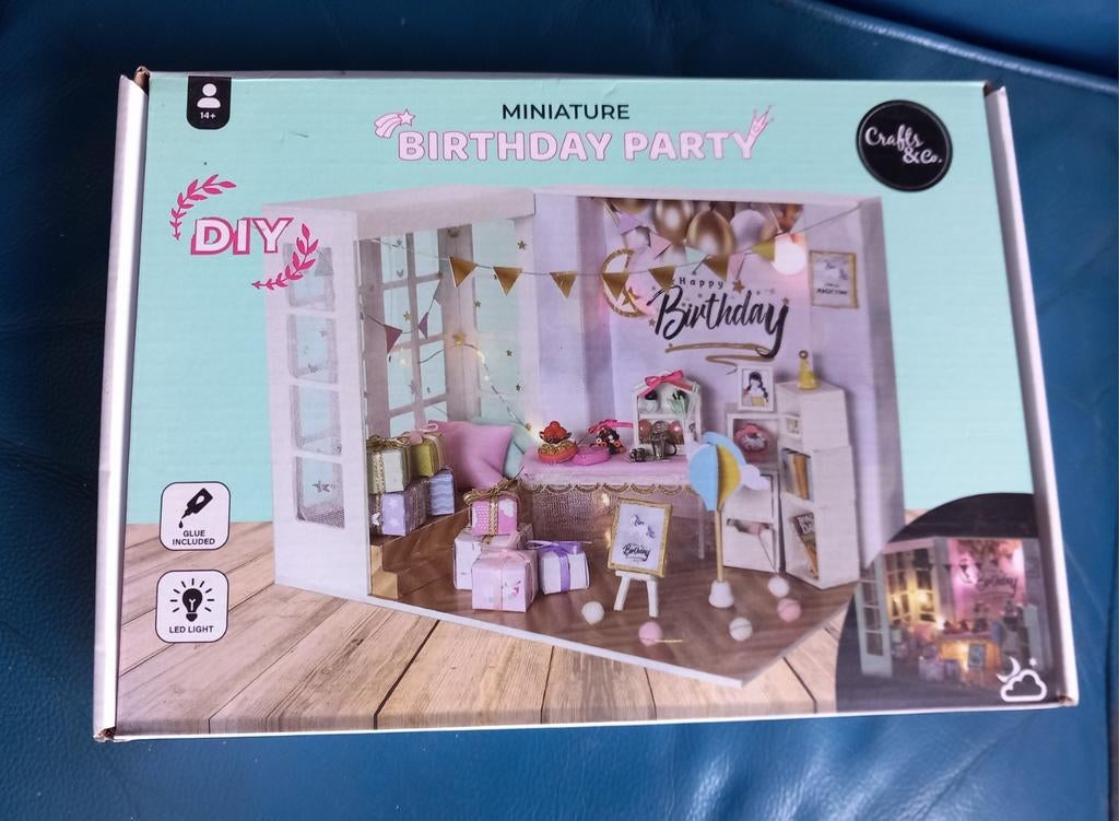 Crafts & Co miniature bouwpakket: birthday party, Ophalen of Verzenden, Nieuw
