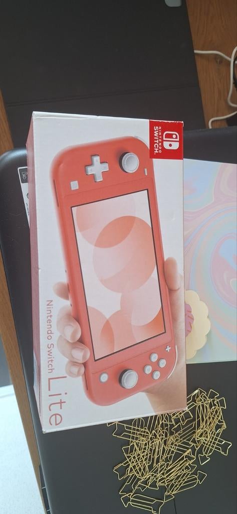 Nintendo Switch Lite met bumper en oplader, Spelcomputers en Games, Spelcomputers | Nintendo Switch Lite, Ophalen of Verzenden