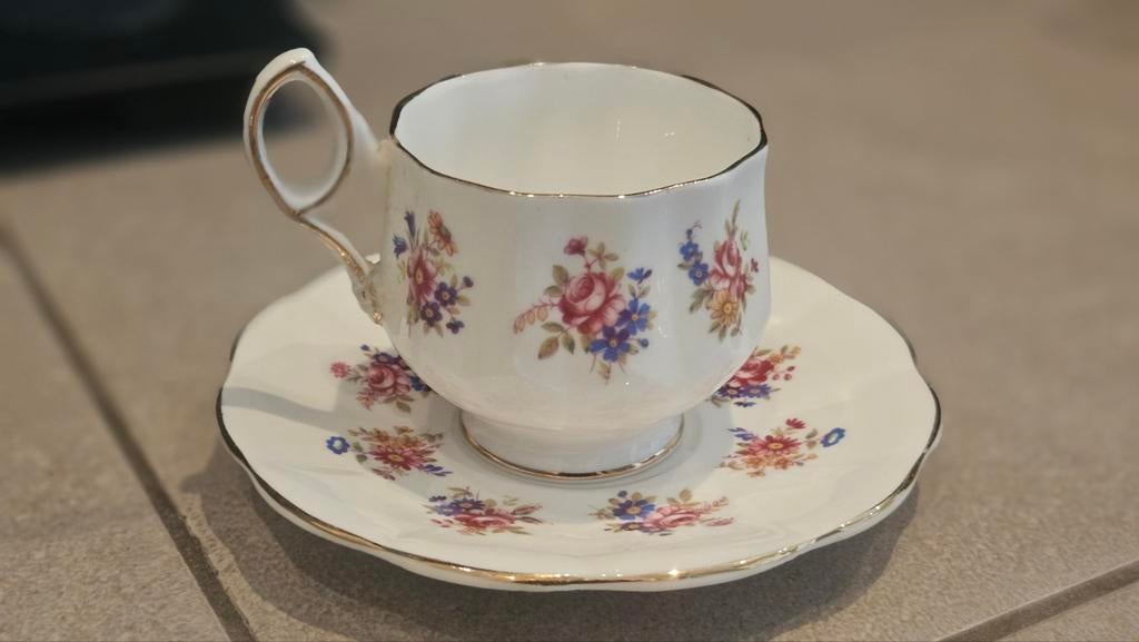 Porseleinen theekopjes en schotels met bloemenpatroon, Ophalen of Verzenden