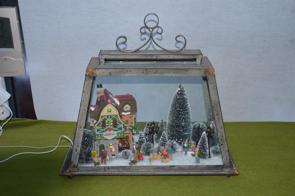Kerstscène van Lemax in metalen frame met glas + verlichting, Diversen, Kerst, Ophalen of Verzenden, Gebruikt