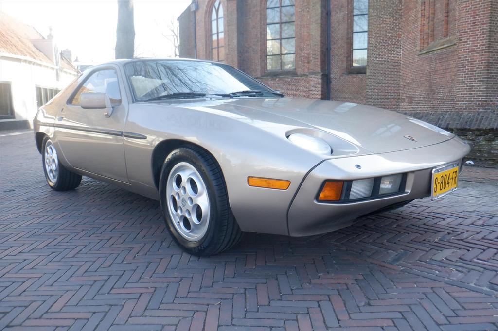 Porsche 928 4.5 handgeschakeld - schuifdak, 4 stoelen, 4474 cc, Metallic lak, Coupé