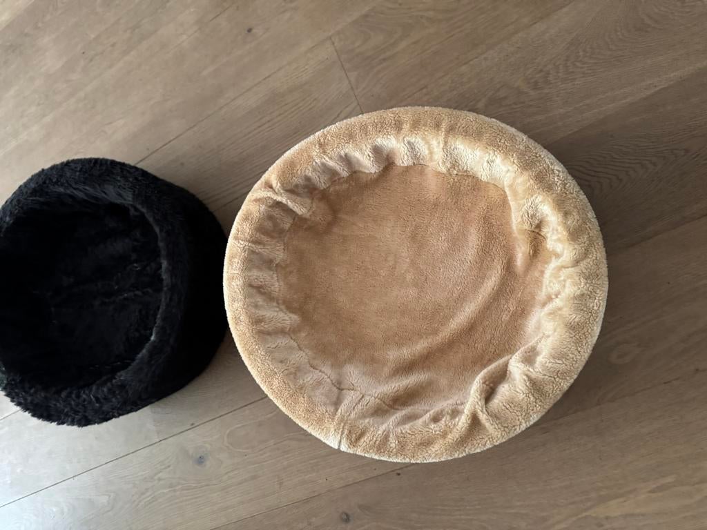 2 mooie ronde hondenmanden 60 cm doorsnede., Ophalen, Zo goed als nieuw