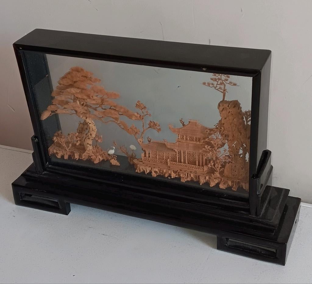 Chinese kurksnijwerk 'San You' in vitrine, Antiek en Kunst, Ophalen