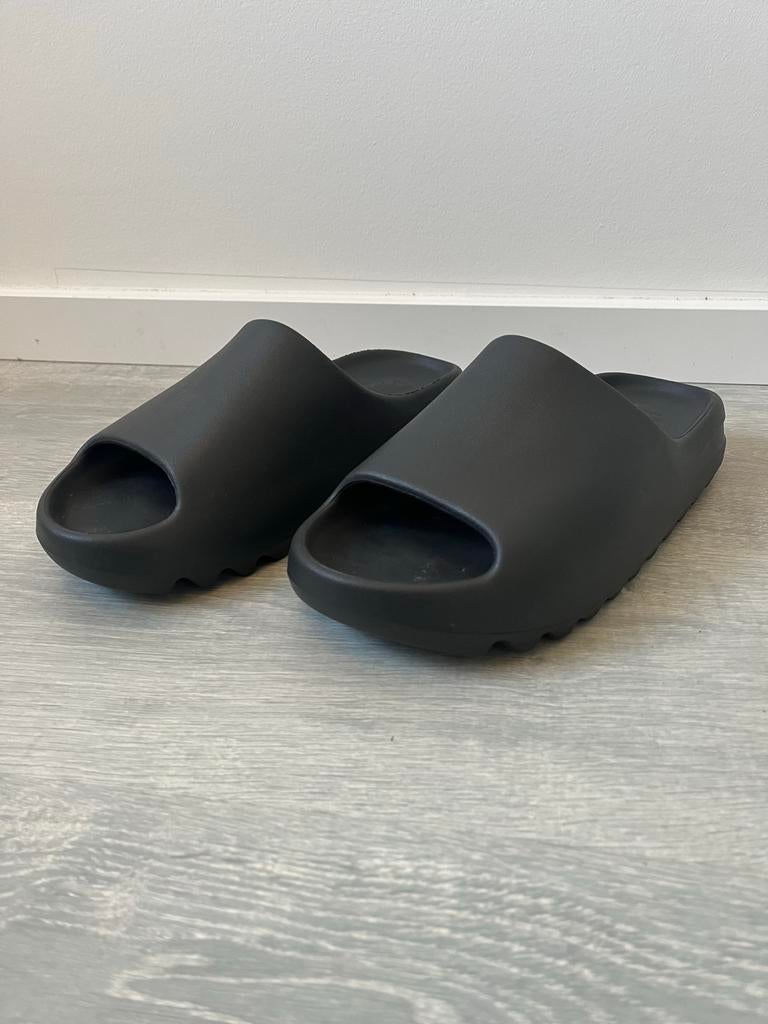 Adidas Yeezy Slides - Maat 46, Ophalen of Verzenden, Zo goed als nieuw, Zwart, Slippers