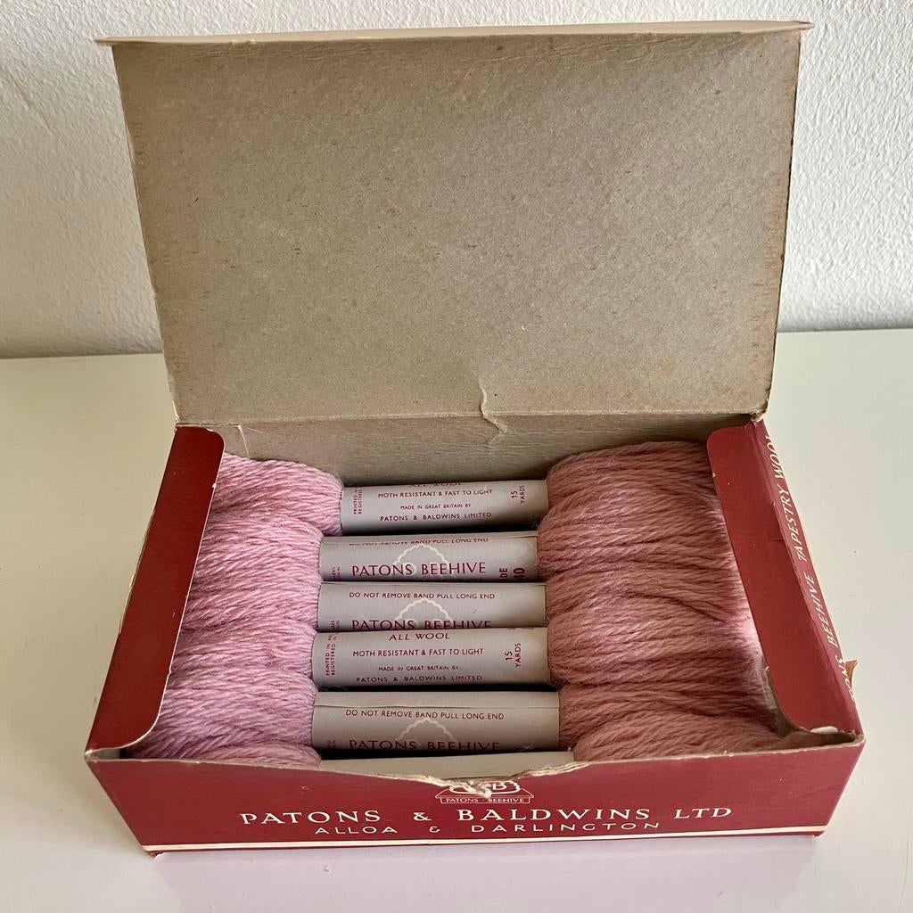 Borduurwol Patons Beehive, kleur 1840/1, originele doos, Ophalen of Verzenden, Nieuw, Handborduren, Borduurgaren of Zijde