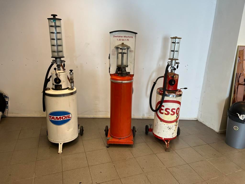 3x Vintage Twee Takt Mengsmering Pompen - Tamoil & Esso, Antiek en Kunst, Ophalen