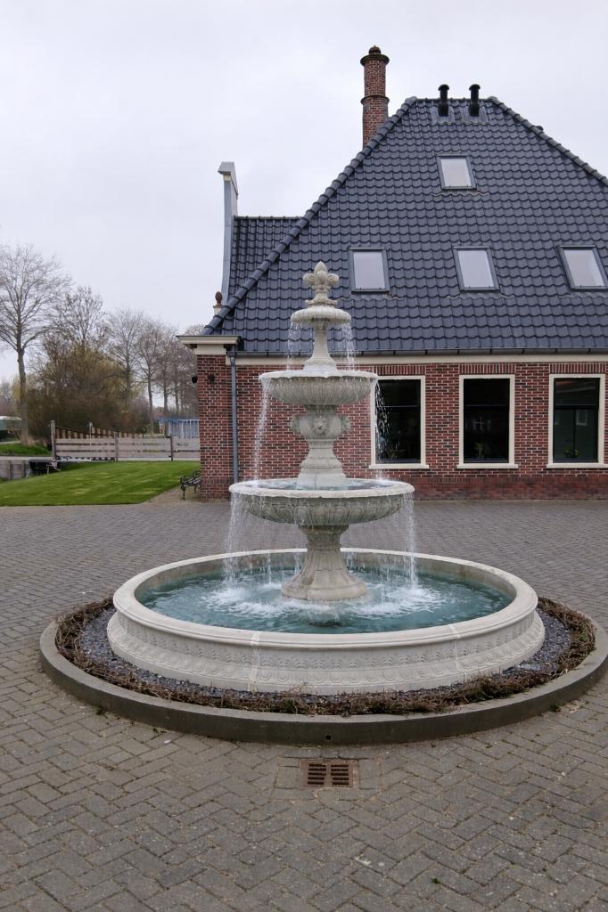 Fontein met ronde rand, Ophalen, Nieuw, Beton, Fontein