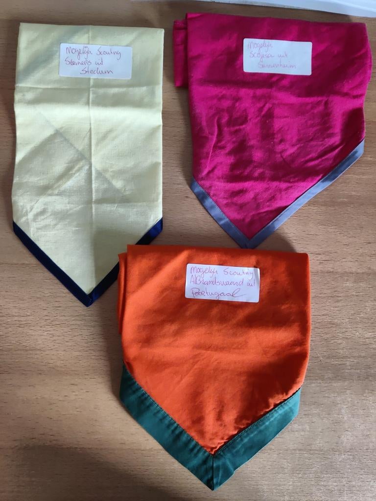 Scouting dassen, diverse kleuren, Verzamelen, Scouting, Ophalen of Verzenden, Gebruikt, Embleem, Speld of Insigne