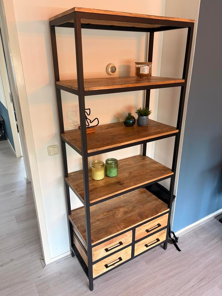 Hoge Kast, zwart metaal met hout look, Huis en Inrichting, Kasten | Overige, Ophalen, Zo goed als nieuw