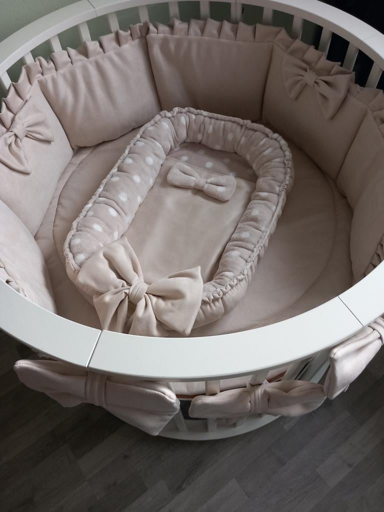 NIEUW!HAND GEMAAKT,BOX AANKLEDING&TEDDIE,95/98CM., Kinderen en Baby's, Boxen, Ophalen of Verzenden, Nieuw