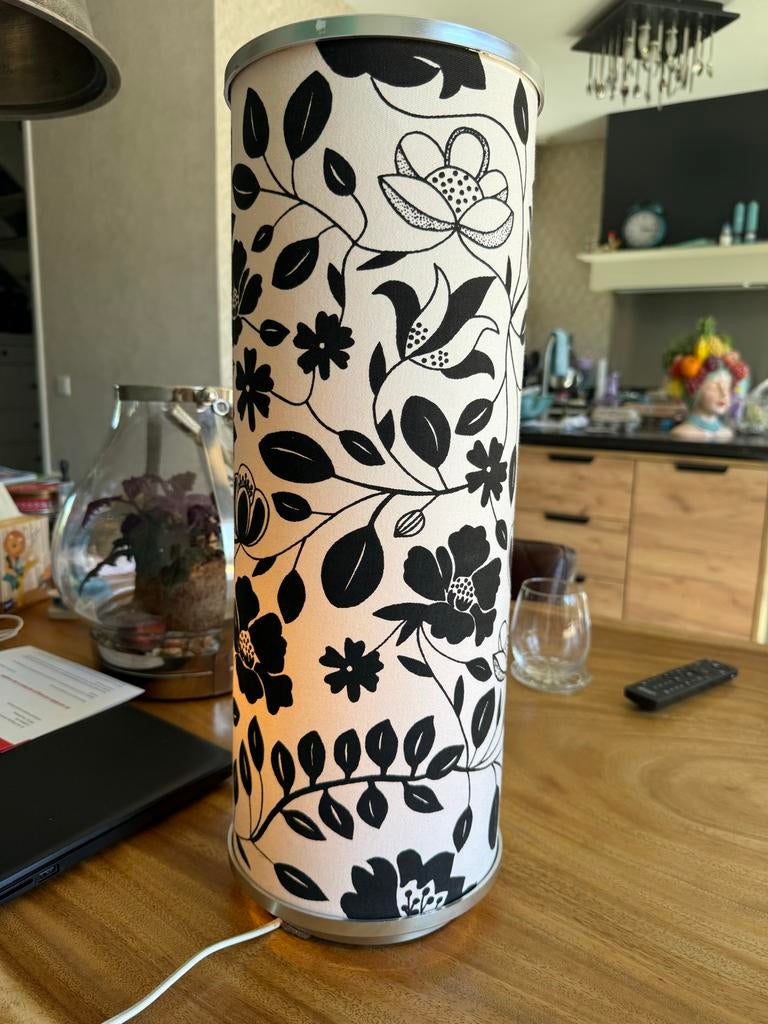 Vintage IKEA tafellamp Anne Nilsson - Zwart/Wit Bloemen, Gebruikt, 50 tot 75 cm, 3931za, Ophalen of Verzenden